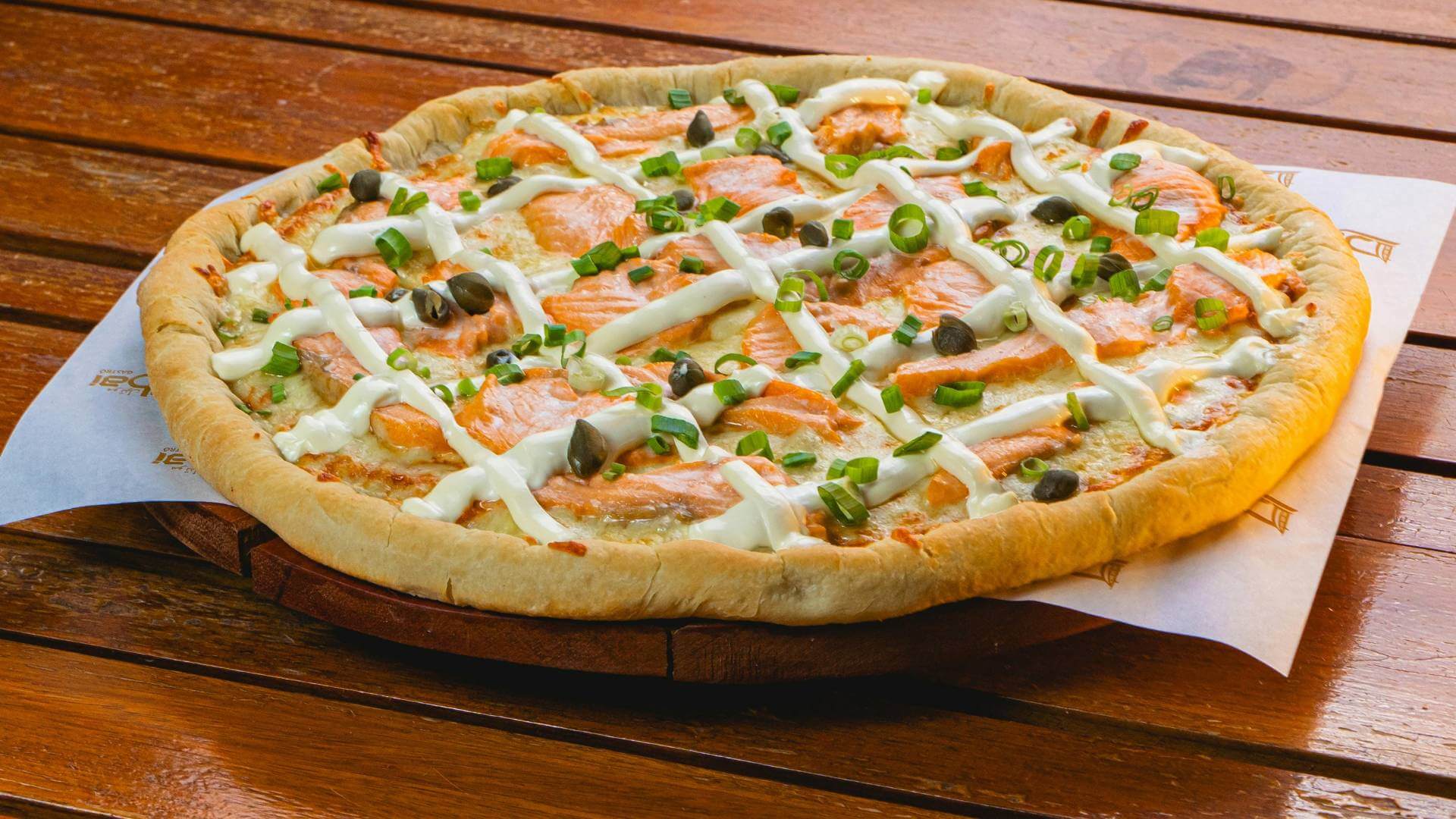 Recette de pizza aux fruits de mer avec saumon fumé, crème fraîche et aneth, pâte fine croustillante