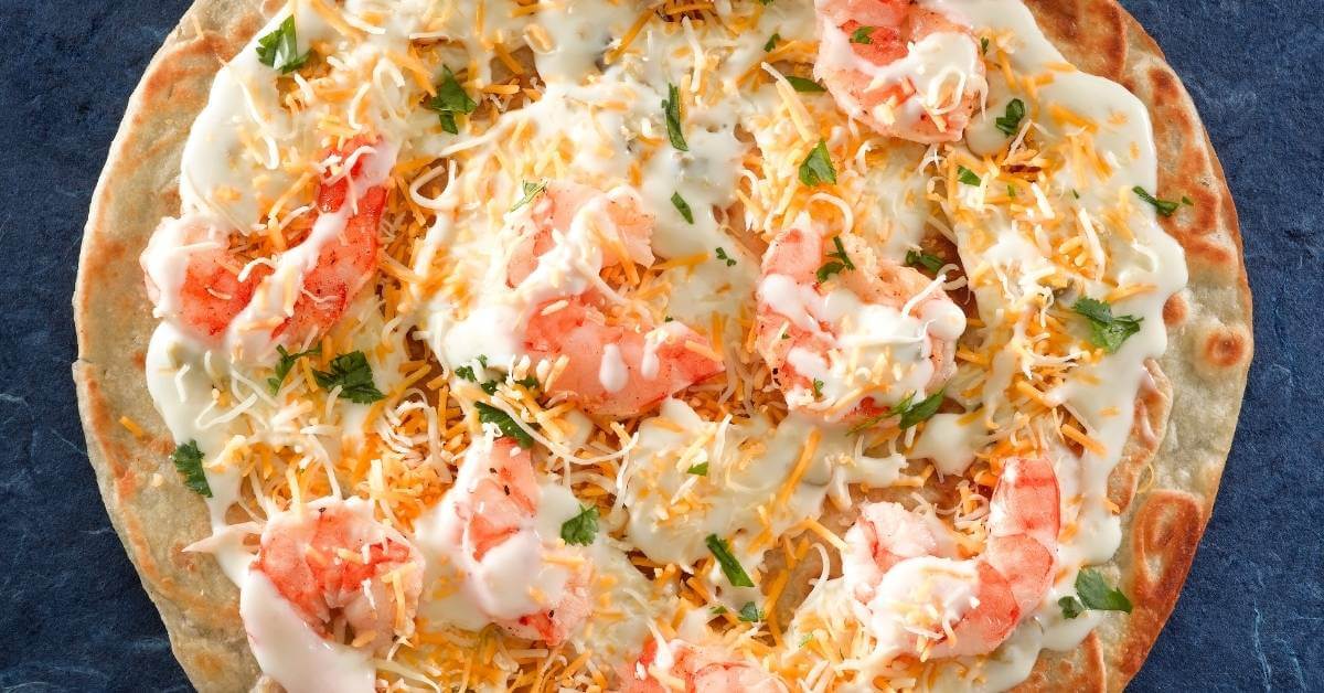 a pizza réconfort ultime : crevettes généreuses, fromage ultra-fondant, et ce petit croquant de pâte