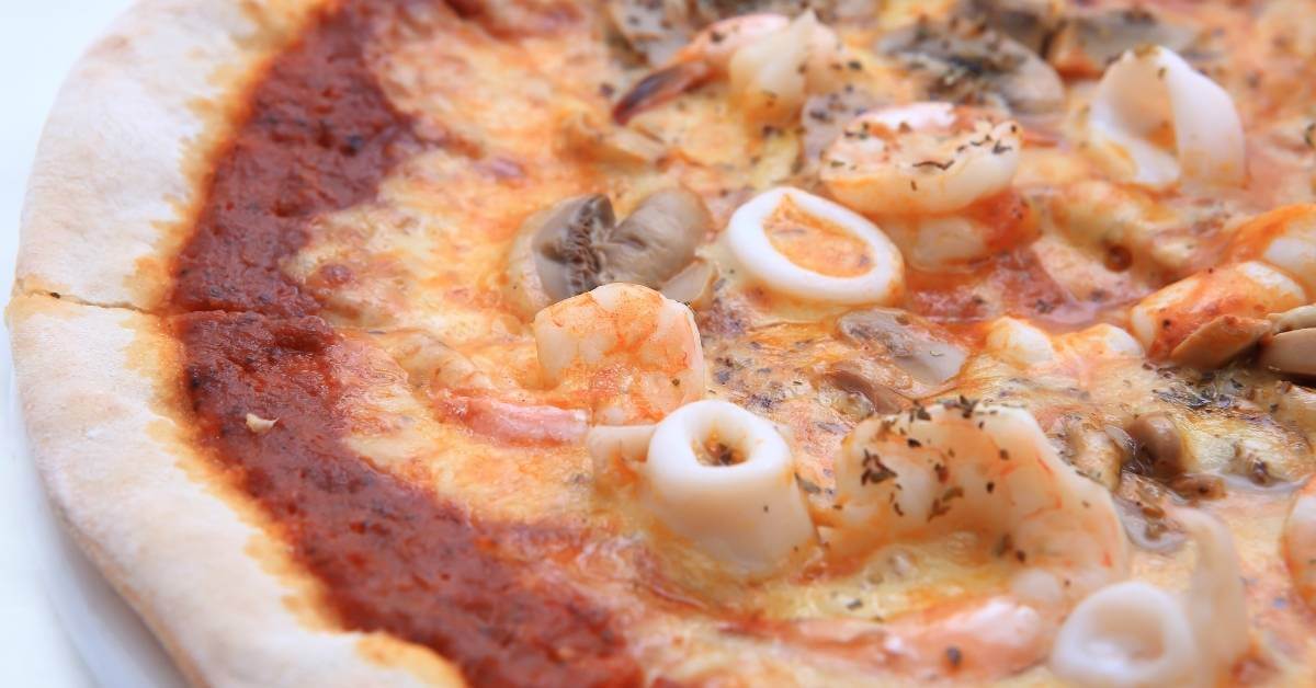 Crevettes tendrement pochées, calamars dorés à la perfection, et une sauce tomate onctueuse… Le secret ? Une cuisson minute pour garder tout le croquant 