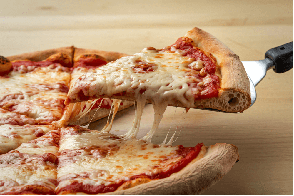 Pizza fine et savoureuse cuite avec une pierre réfractaire pour four ménager