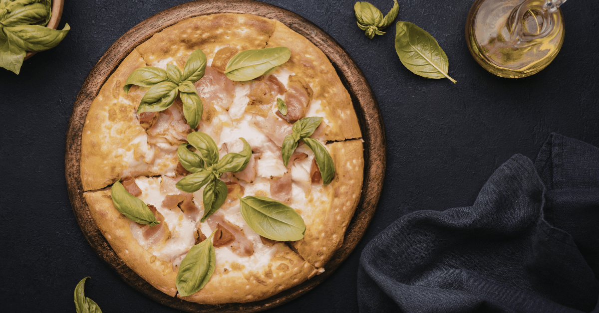 Pizza de fête au foie gras et basilic