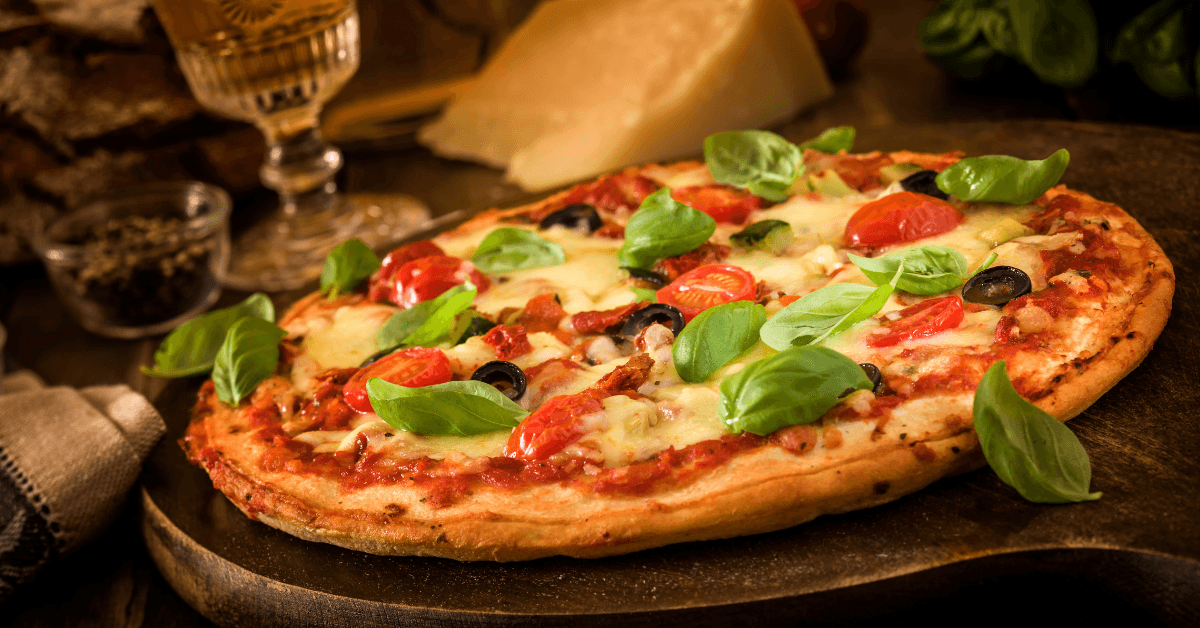 pizza légumes grillés tomates olives basilic garniture méditerranéenne