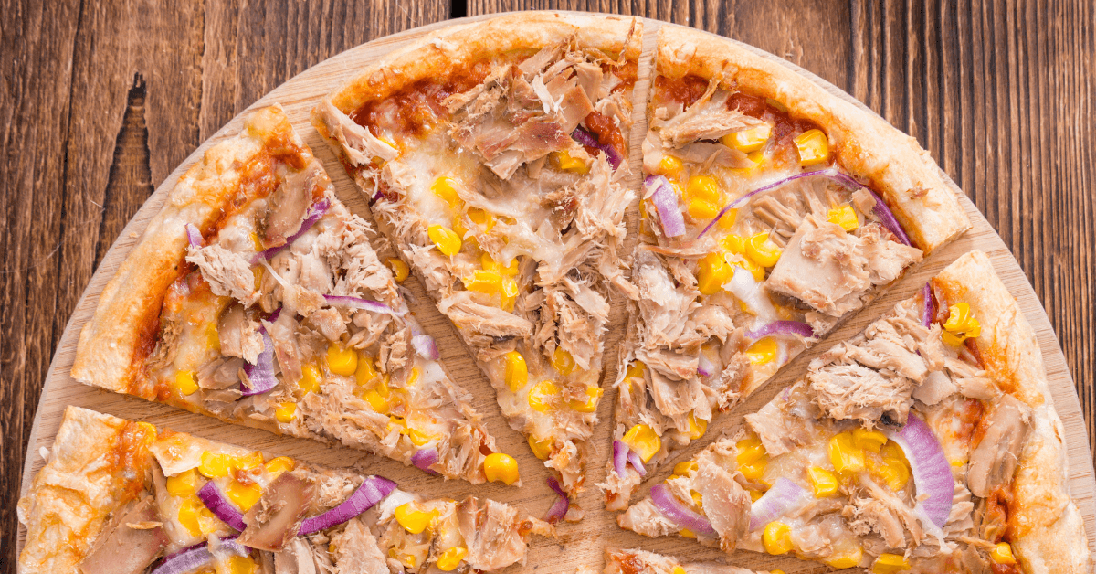 pizza garniture thon maïs oignon rouge sur pâte moelleuse