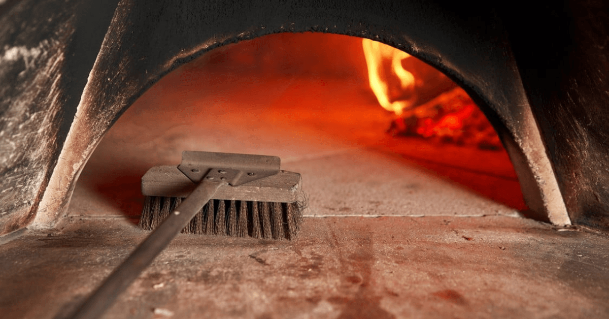 nettoyage four à pizza au feu de bois brosse entretien pierre de cuisson pizzaiolo