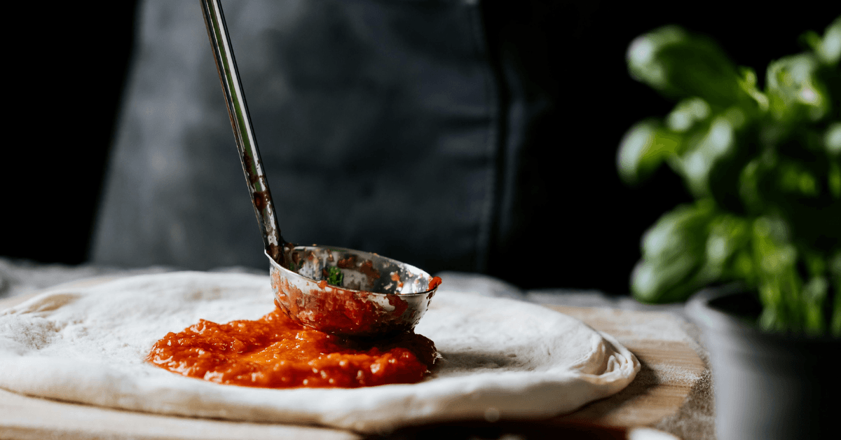 sauce tomate pizza préparation sauce pizza étaler sauce pâte pizza