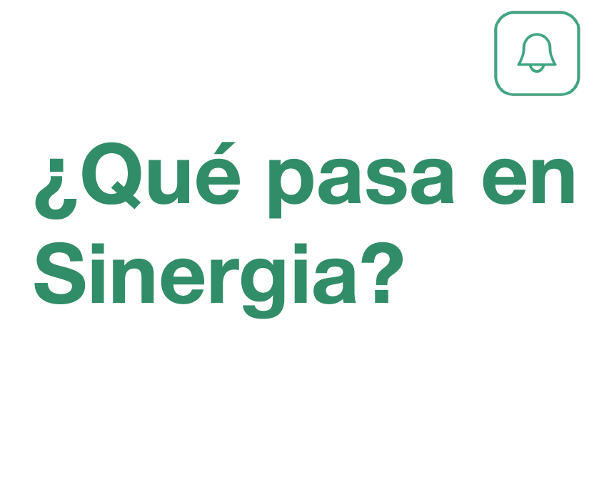 Texto en verde y blanco que dice ¿Qué pasa en Sinergia? y una invitación a suscribirse al newsletter mensual para recibirlo en la bandeja de entrada, con un icono de campana de notificaciones en la esquina superior derecha.