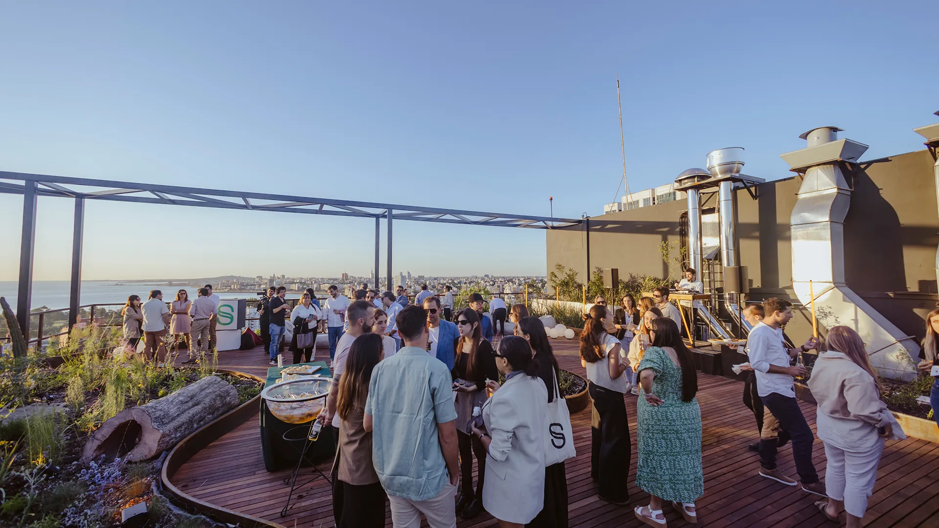 Encuentro de la comunidad Sinergia en el Rooftop de Sinergia Faro, Montevideo