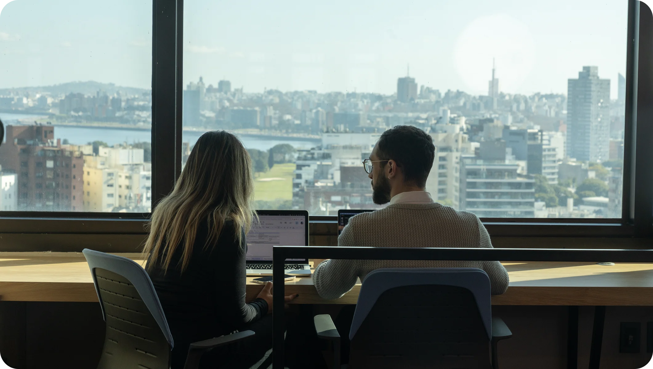 Personas trabajando en un entorno profesional compartido en Sinergia