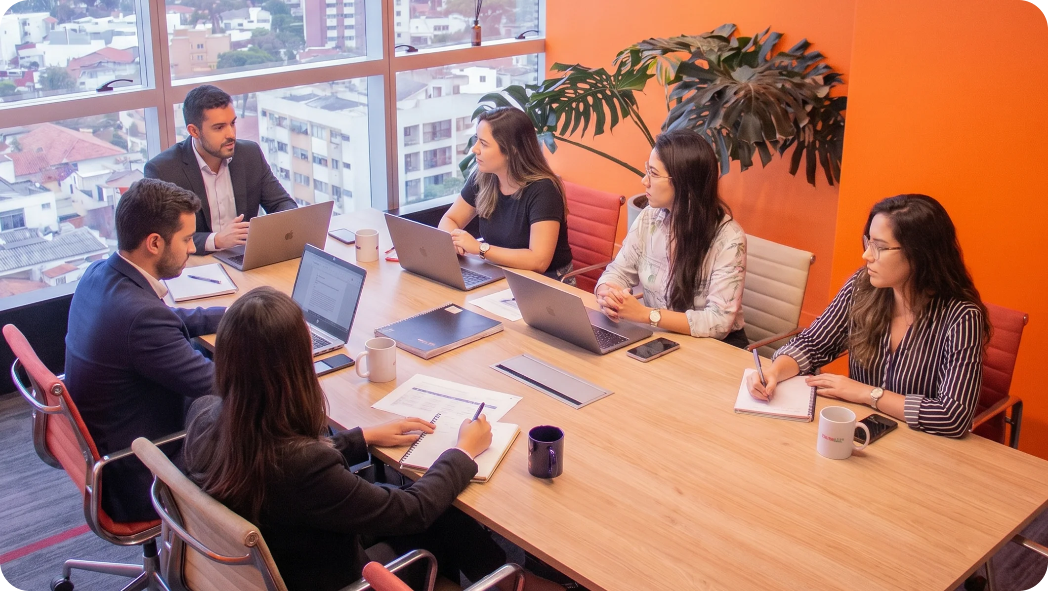 Equipo reunido en una sala de reunión de Sinergia durante una actividad de trabajo colaborativo