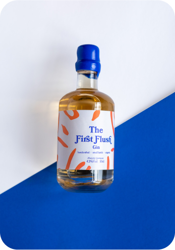 10 cl First Flush Gin Flasche auf weiß blauem Hintergrund