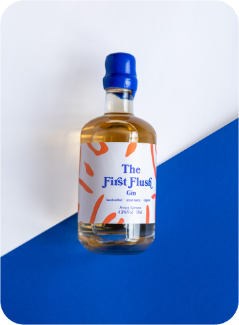 10 cl First Flush Gin Flasche auf weiß blauem Hintergrund