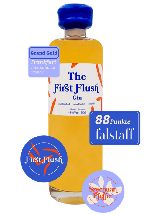 Freisteller des First Flush Gins mit unterschiedlichen Stickern die aufgesetzt vor der Flasche schweben und die Auszeichnungen des Gins zeigen