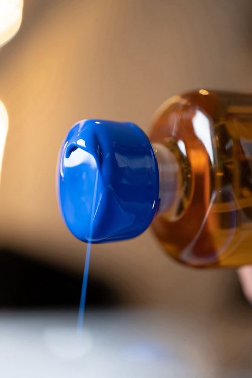 Holzkorken auf einer 50cl Flasche der frisch gewachst wurde, etwas Wachs läuft nach unten, Close Up