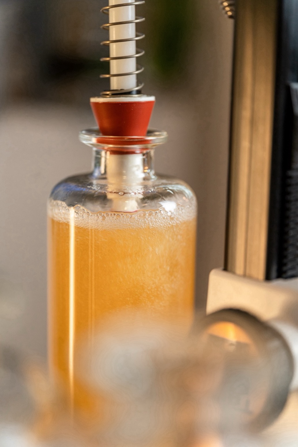 50cl Flasche die mit Hilfe einer Enolmatic gefüllt wird, Close Up