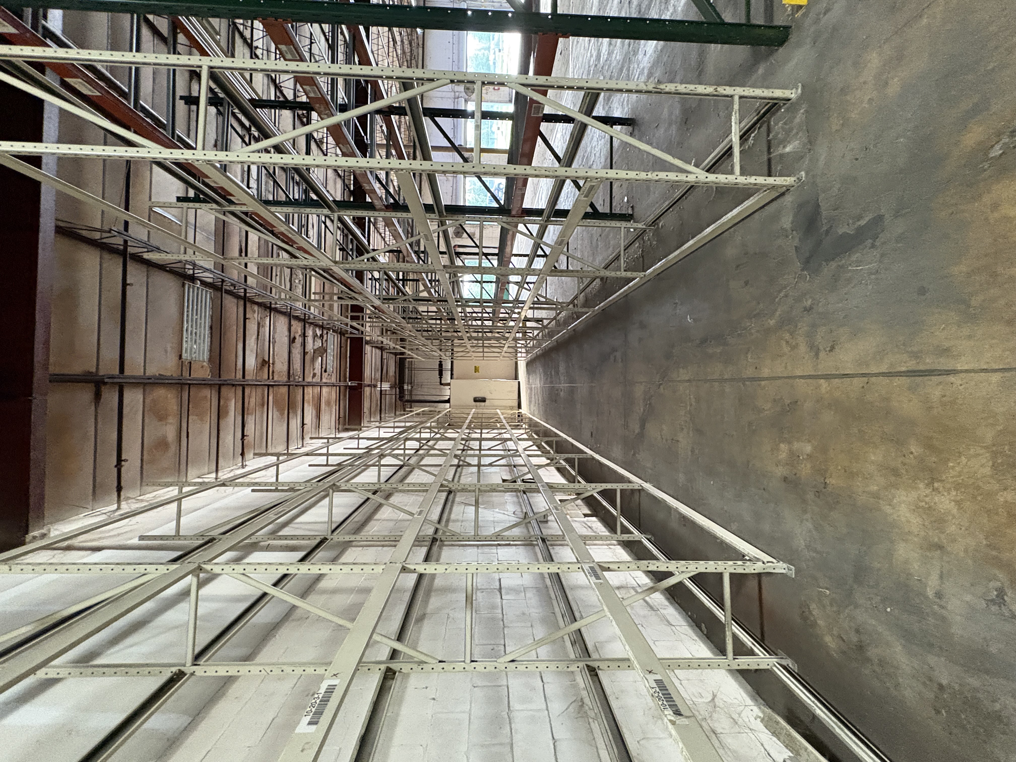 Wide span warehouse shelving racks – heavy-duty industrial storage system with steel uprights and beam levels for bulk inventory organization.