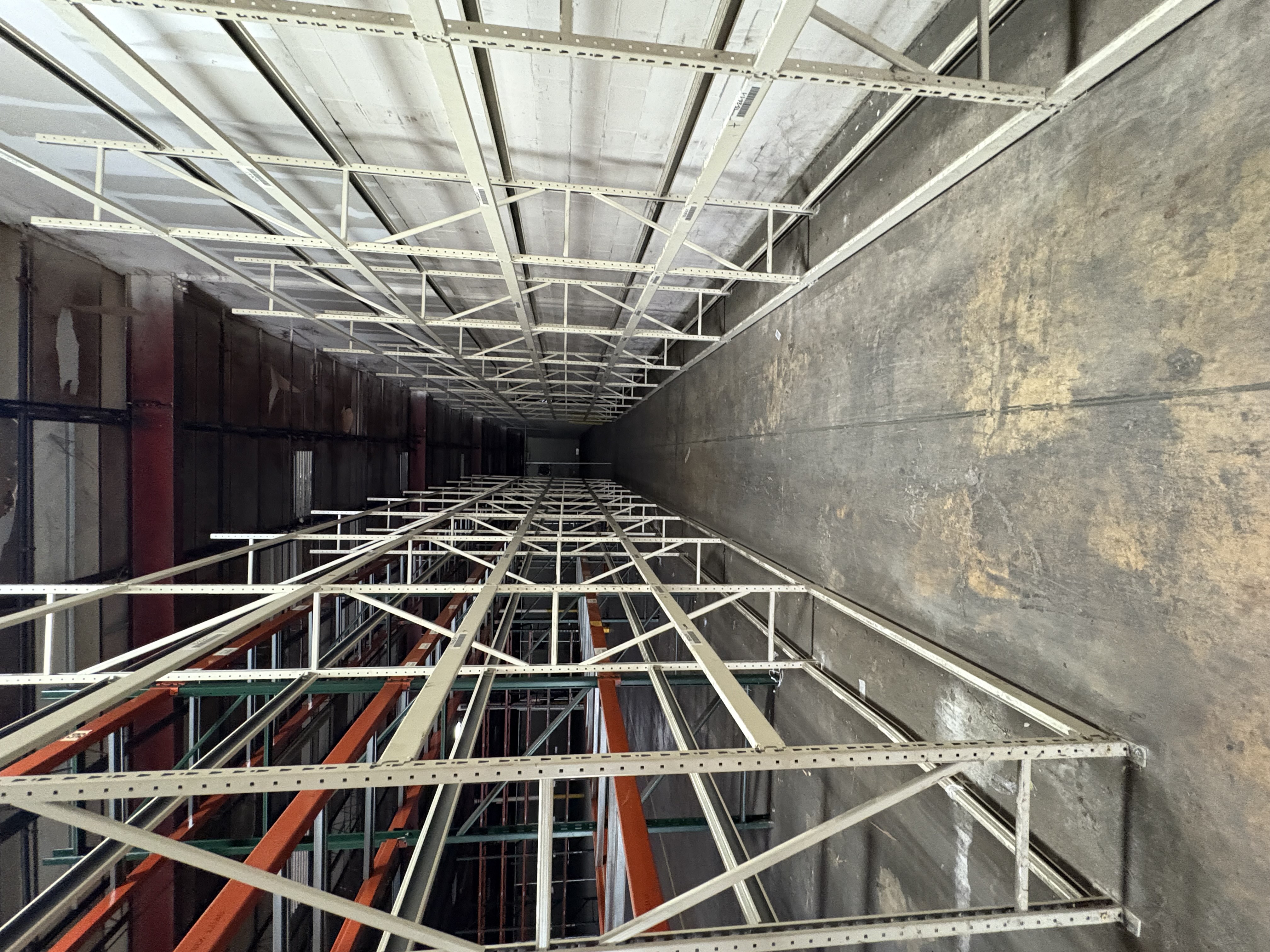 Industrial wide span shelving racks in warehouse – heavy-duty steel storage system for bulk items and inventory management.