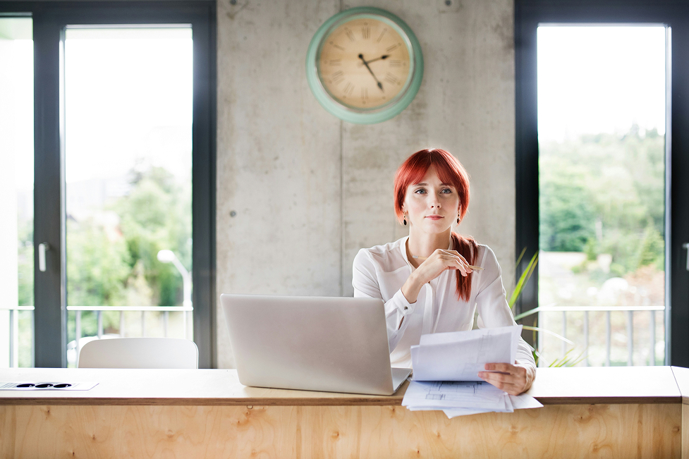 A woman researching the differences between cash out refinances and home equity loans.