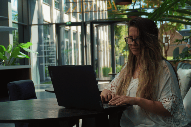 Ioana Munchiu in the office | Produlect