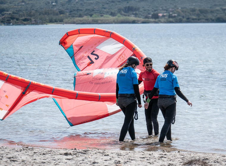 Lezione di kitesurf per principianti al Kite Village Sardegna Punta Trettu