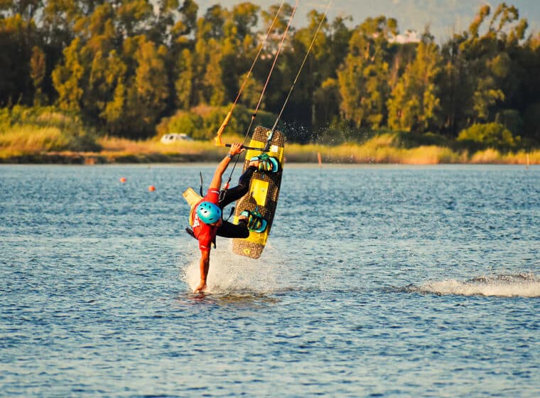 Lezione intermedia di kitesurf al Kite Village Sardegna Punta Trettu