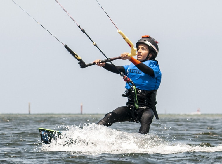 Lezione di kitesurf per bambini al Kite Village Sardegna Punta Trettu