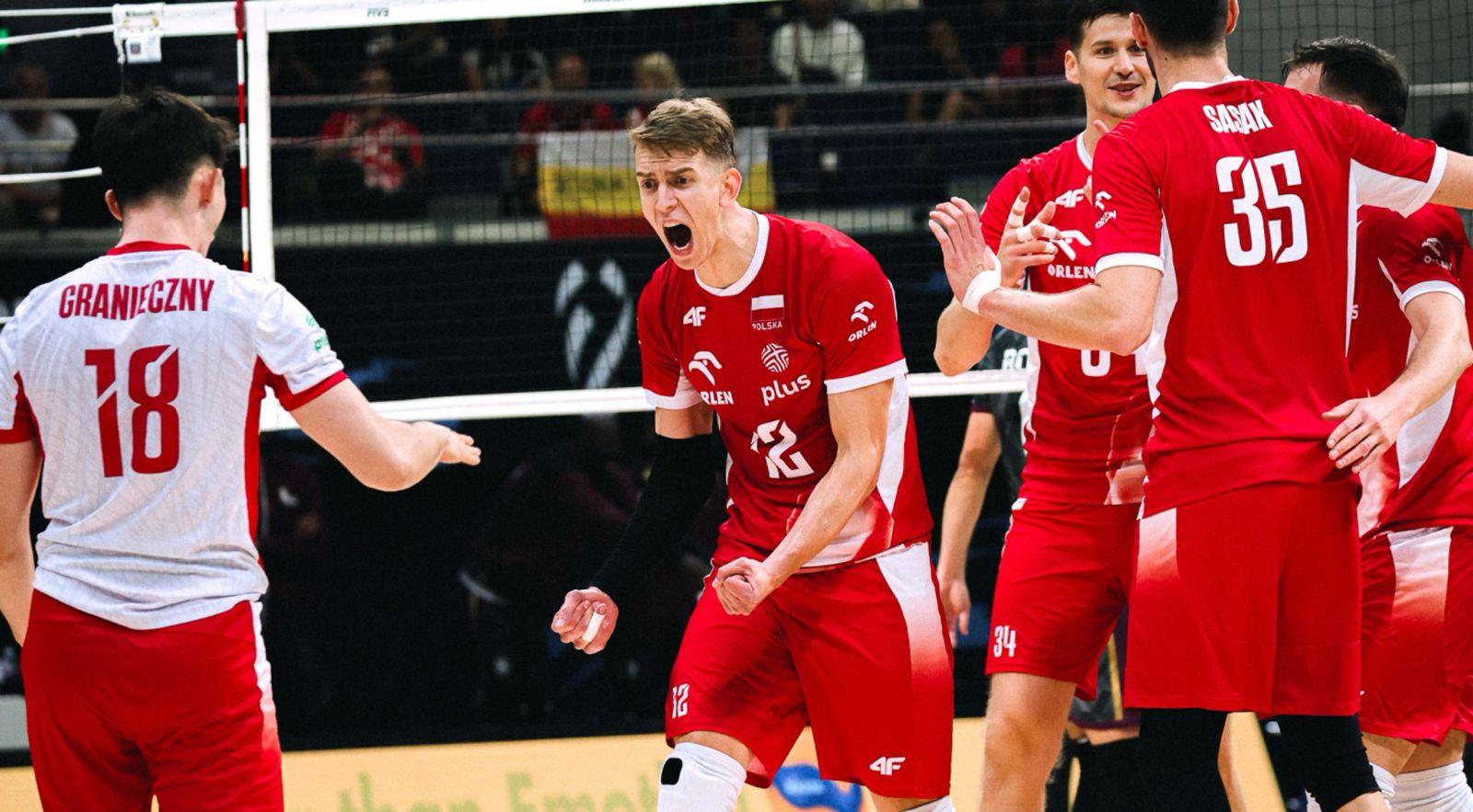 Poland cruises past Qatar to advance to Round of 16