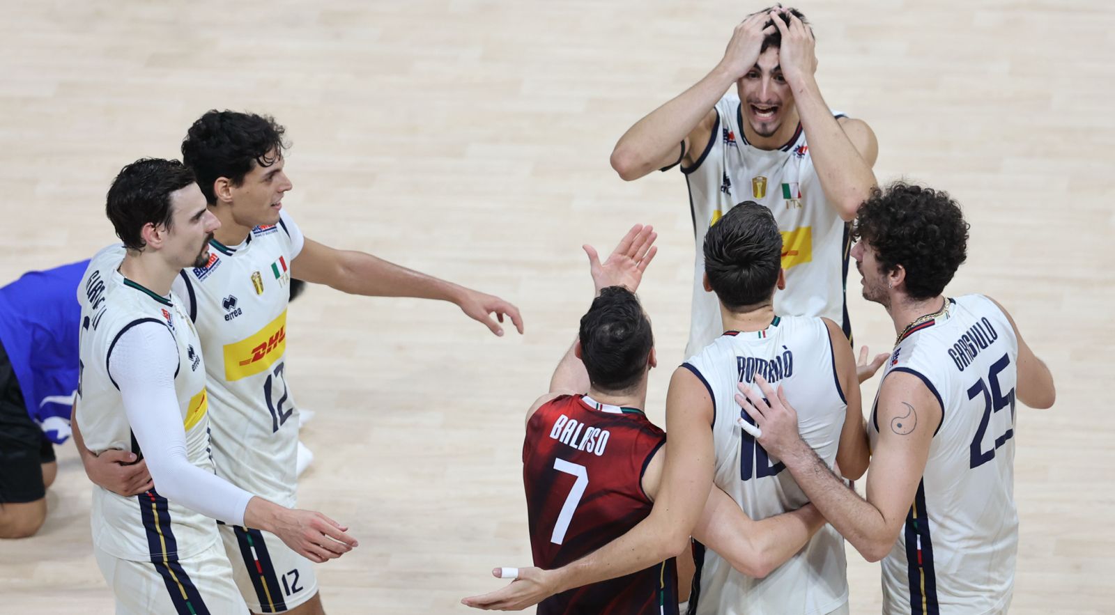 Italy survives Argentina in straight sets to reach World Championship quarterfinal