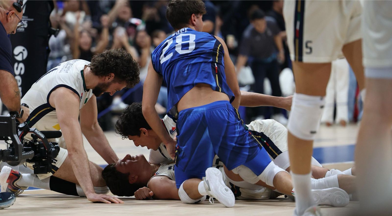 Italy rips Poland, forges title match with Bulgaria