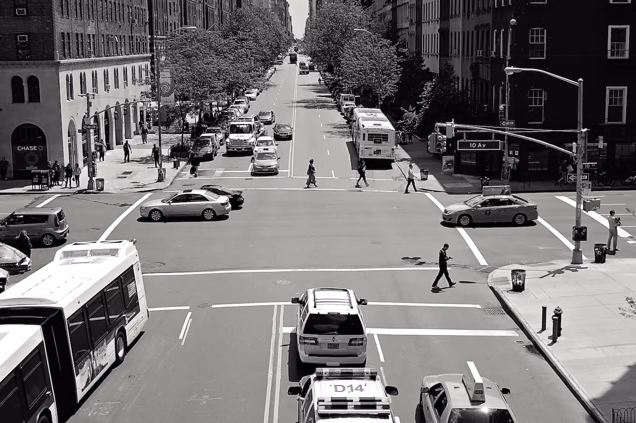 Wie Computer Vision Smart Cities unterstützt – von Verkehrsanalysen und Fußgängererkennung bis LPR, Dichteanalyse und Datenannotation.