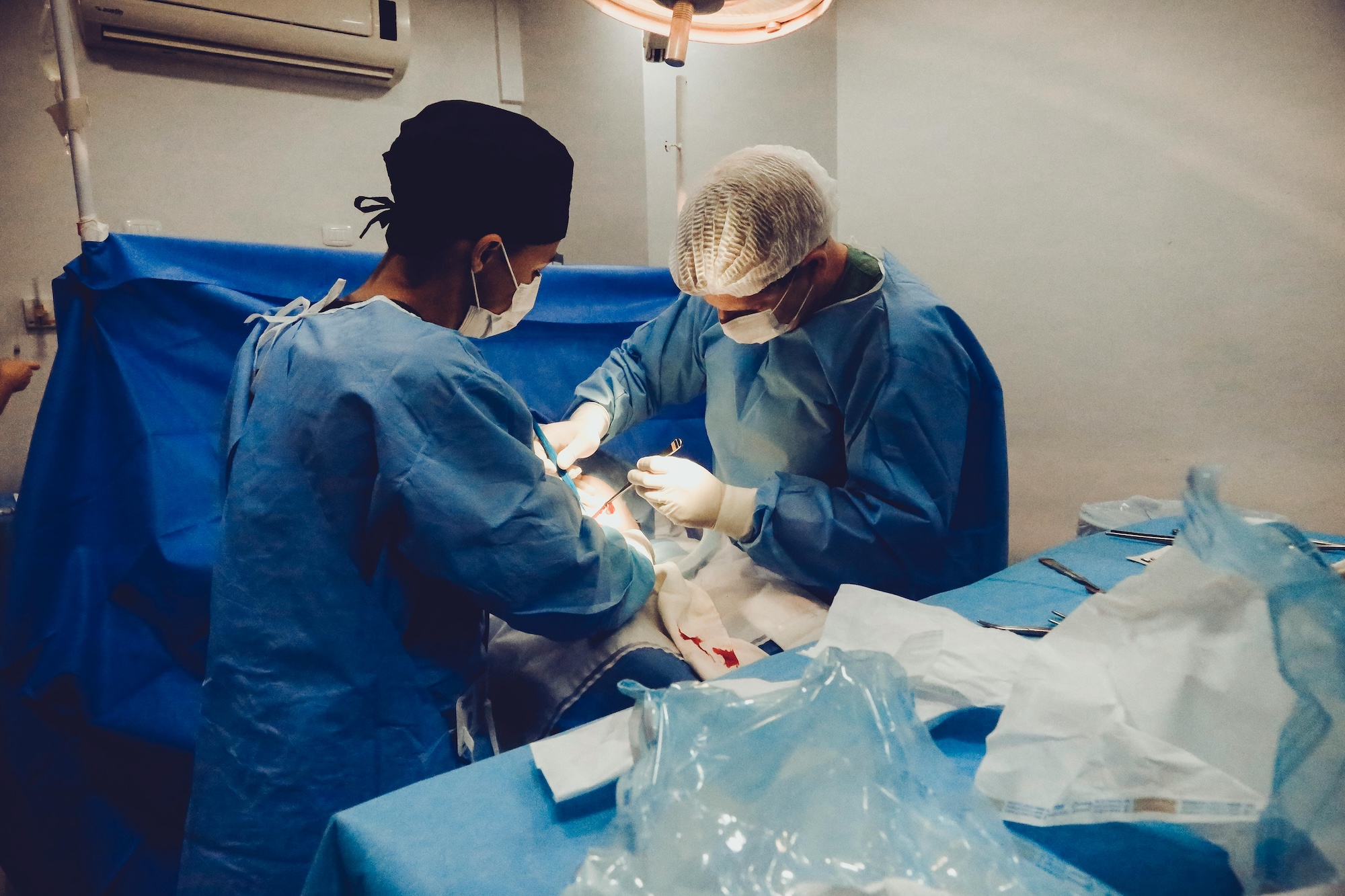 Cas d’usage de la vision par ordinateur au bloc opératoire : annotation chirurgicale, suivi d’instruments, segmentation anatomique et IA médicale.