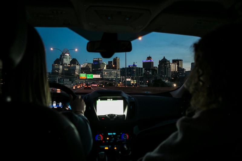 Wie Gestenerkennung im Fahrzeug funktioniert: In-Cabin-Sensorik, Keypoints, temporale Labels, KI-Modelle, Datenschutz und Automotive-Anwendungen.