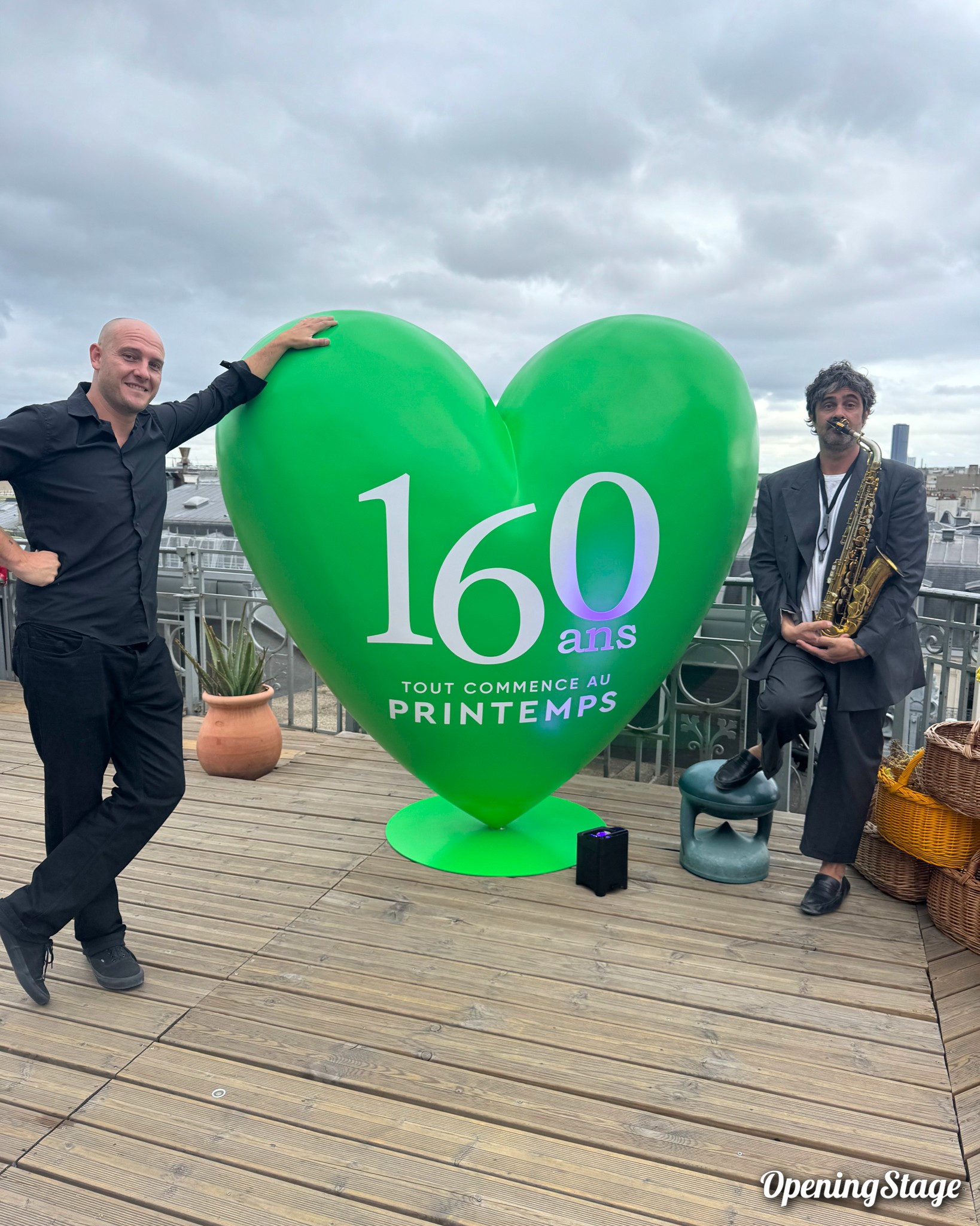 Nos deux artistes pianiste et saxophoniste sur le rooftop du Printemps Haussmann pour célébrer les 160 ans