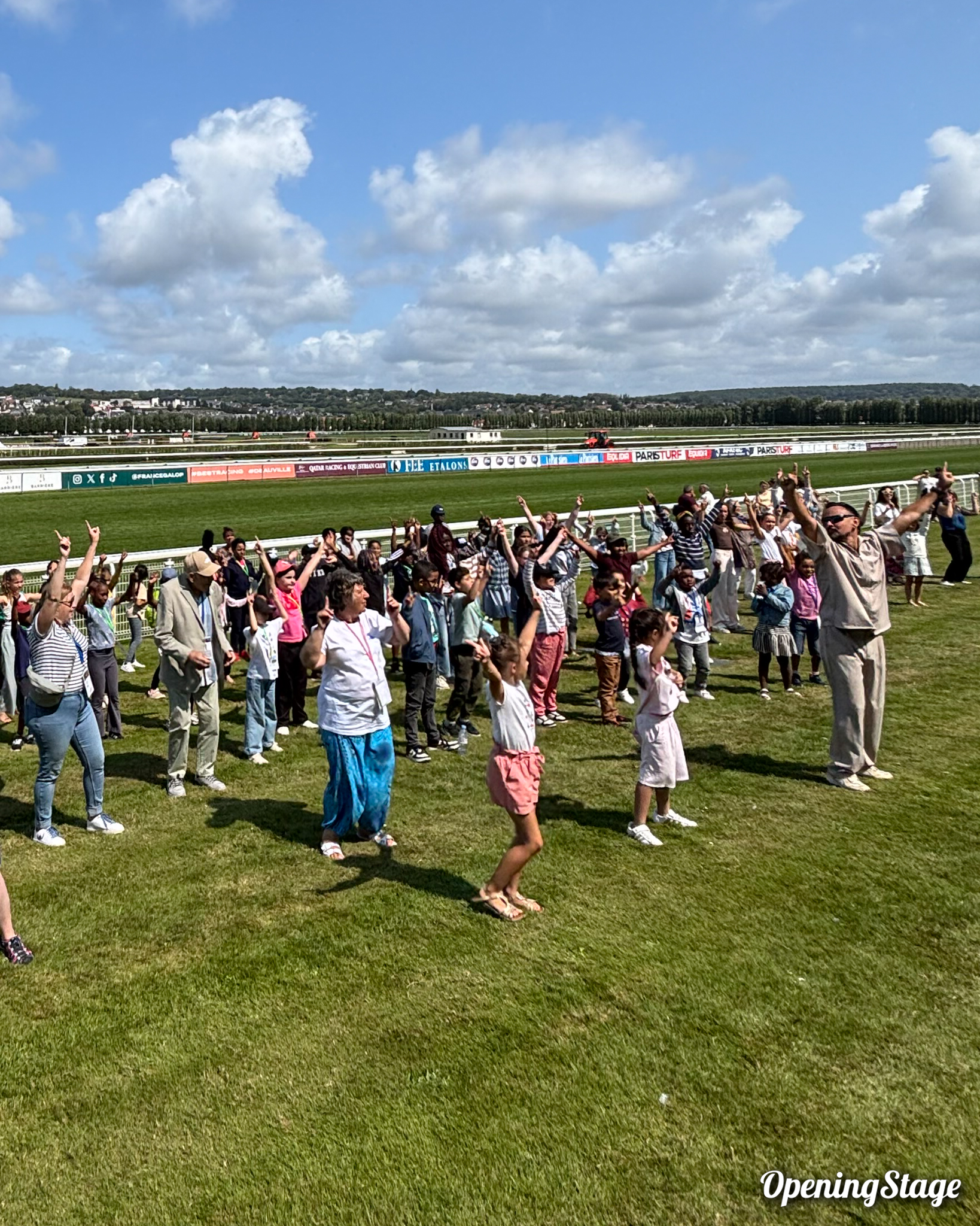 Notre chorégraphe danseur entraîne les enfants présents à l'hippodrome de Deauville pour la réalisation d'un flashmob de danse