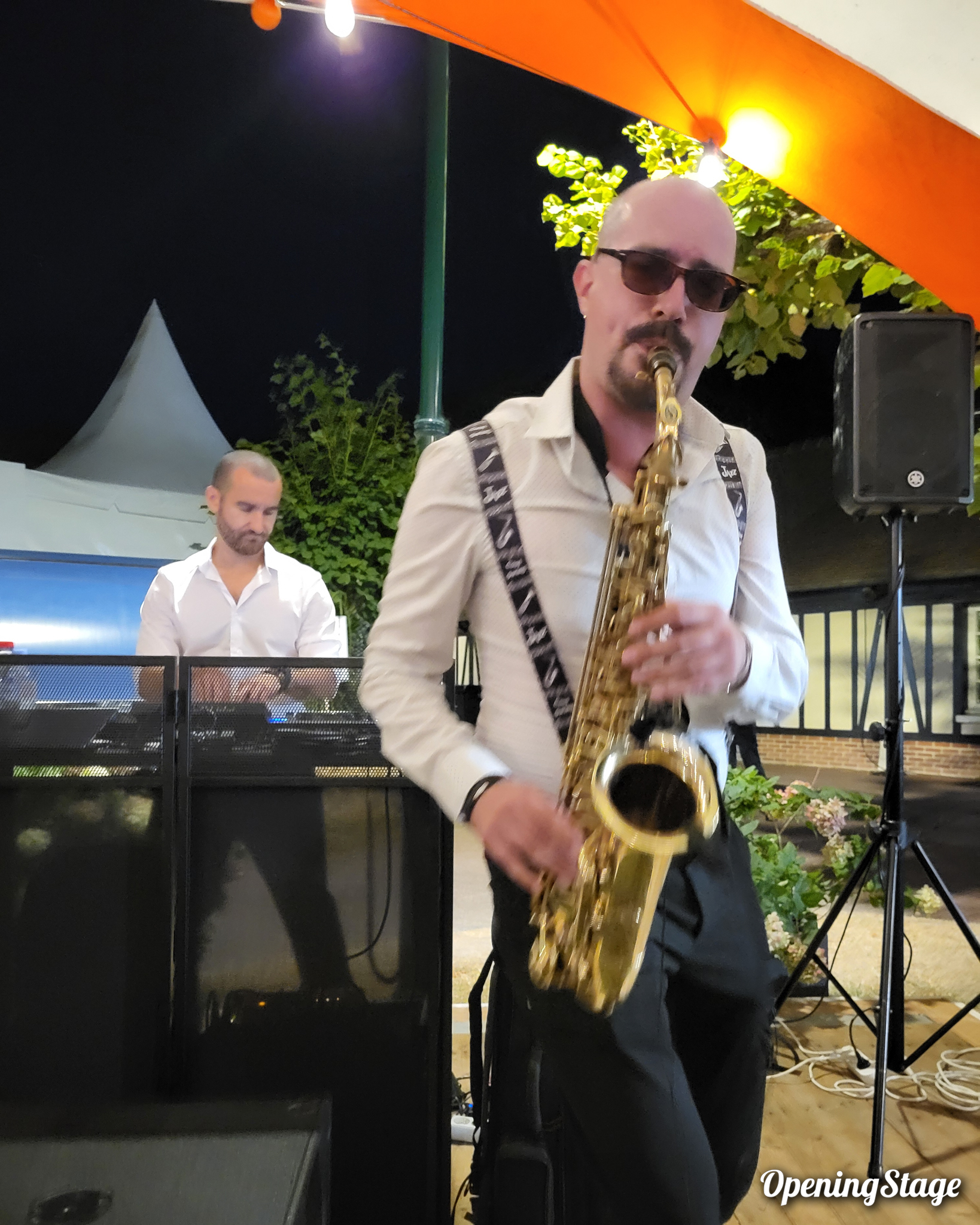 Notre duo DJ et Saxophoniste met l'ambiance lors de soirées à l'hippodrome de Deauville