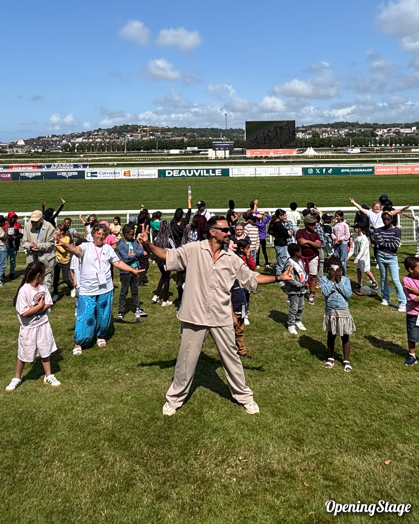 Notre chorégraphe danseur entraîne les enfants présents à l'hippodrome de Deauville pour la réalisation d'un flashmob de danse