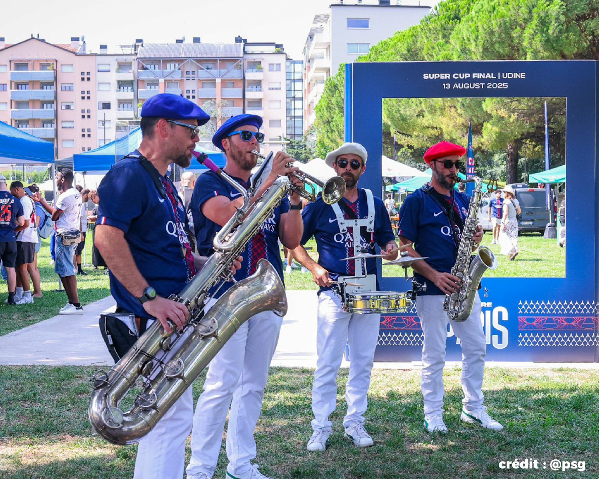 Notre banda, fanfare, joue en Italie à Udine à l'occasion de la Supercoupe d'Europe opposant le Paris Saint-Germain et Tottenham 