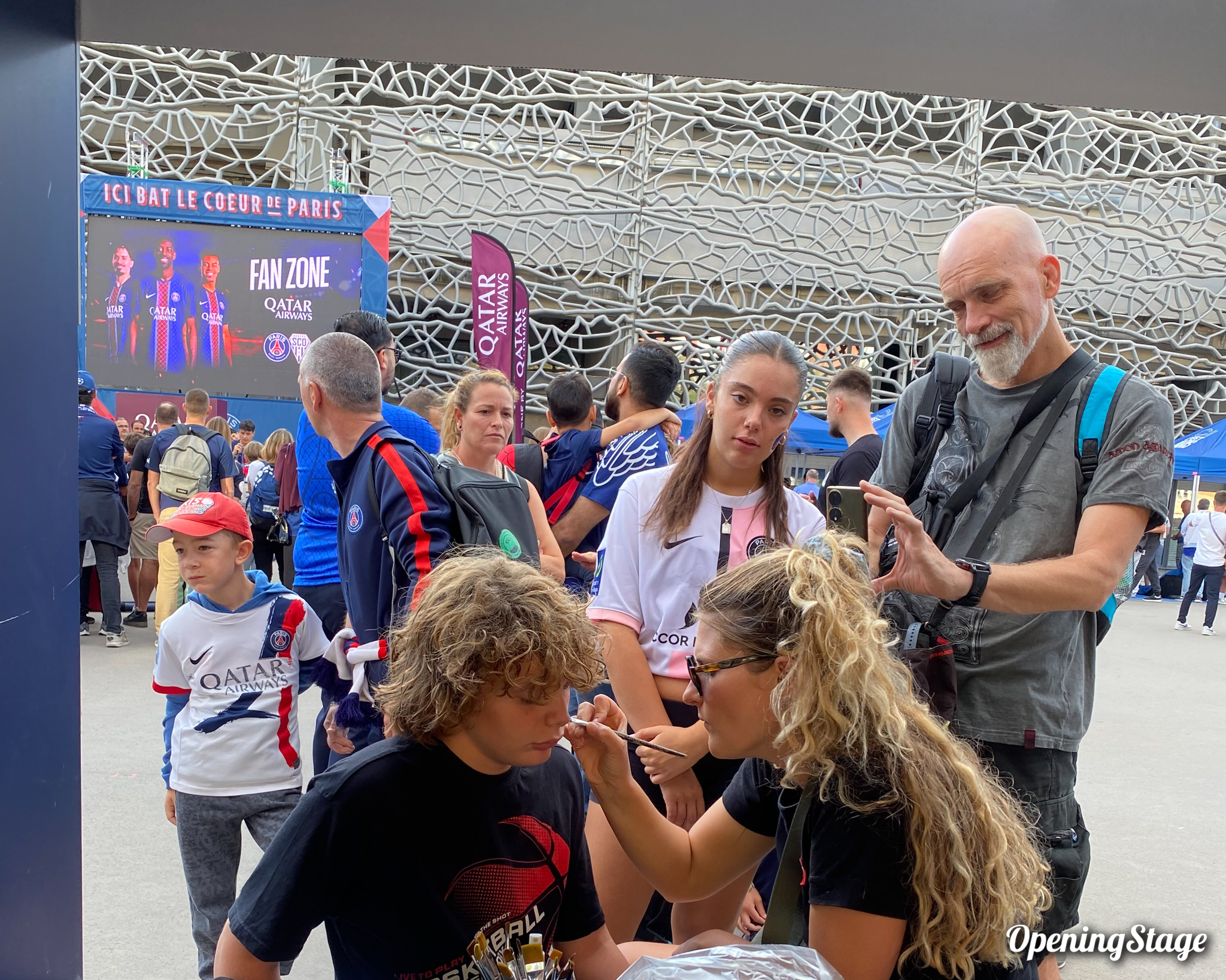 Notre maquilleuse aux abords du Parc des Princes avant un match du PSG.