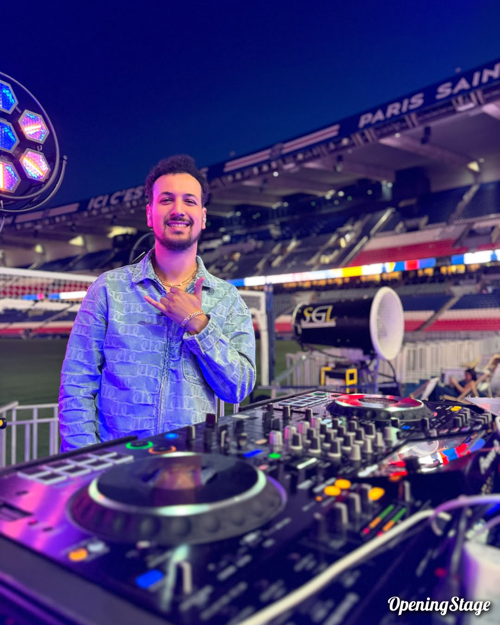 Notre DJ mixe dans le Parc des Princes pour les Summer Party, au cours desquelles le PSG invite ses partenaires
