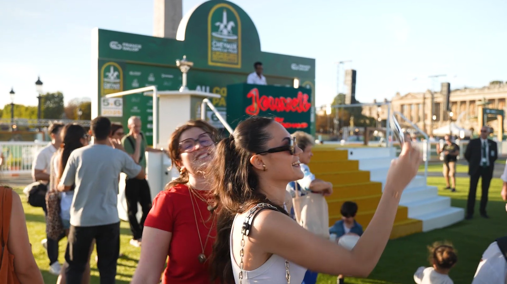 Des gens dansent et Notre DJ mixe Place de la Concorde pour l'événement France Galop autour de l'univers des Chevaux