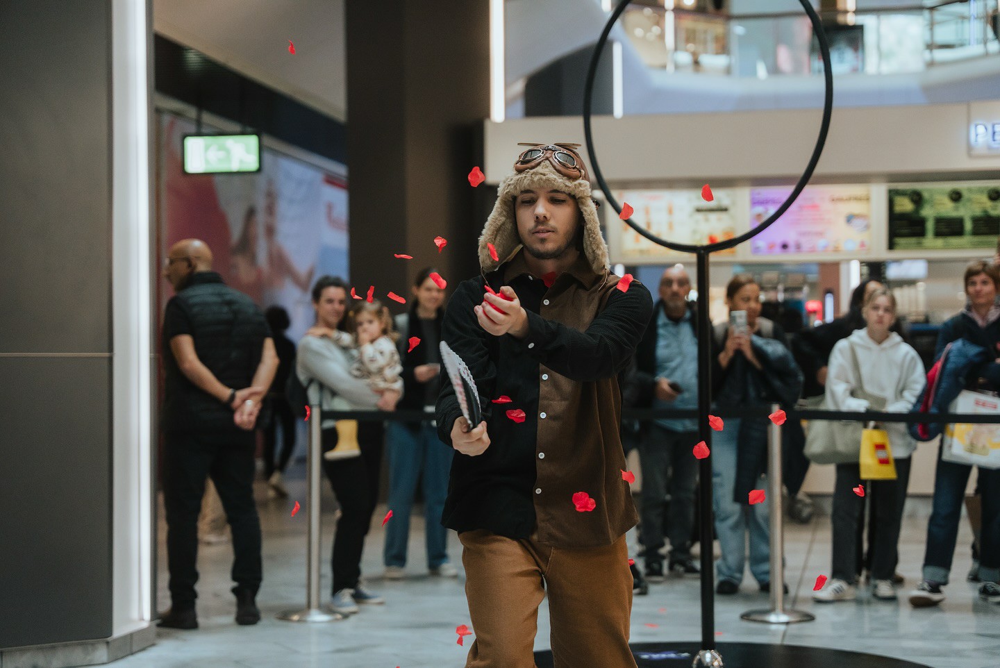 Nos danseurs, comédiens, acrobates et magiciens font un spectacle lors de l'inauguration du Pop Mart de Lyon