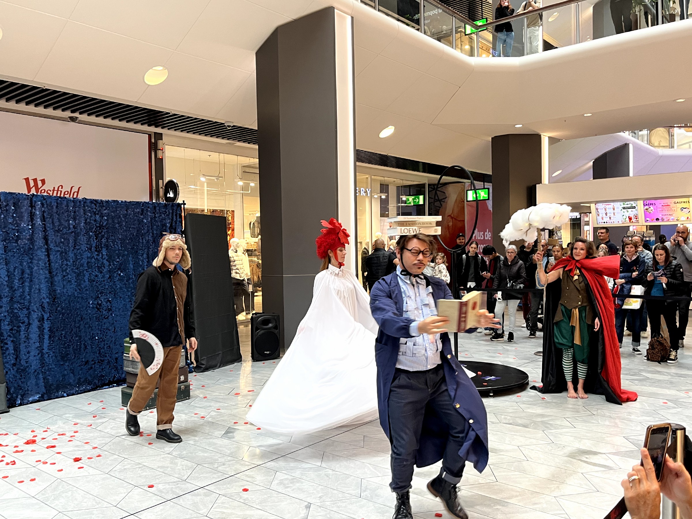 Nos danseurs, comédiens, acrobates et magiciens font un spectacle lors de l'inauguration du Pop Mart de Lyon