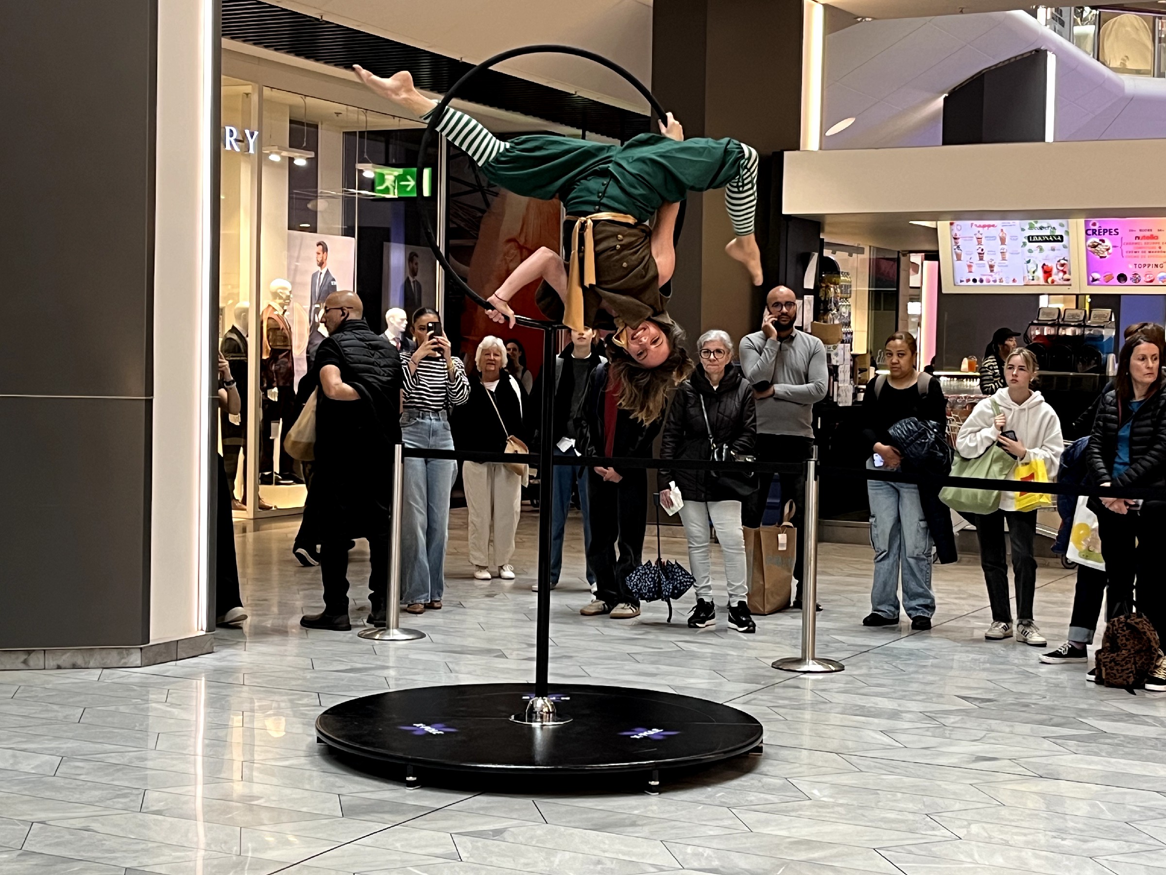 Notre acrobate fait un spectacle lors de l'inauguration du Pop Mart de Lyon