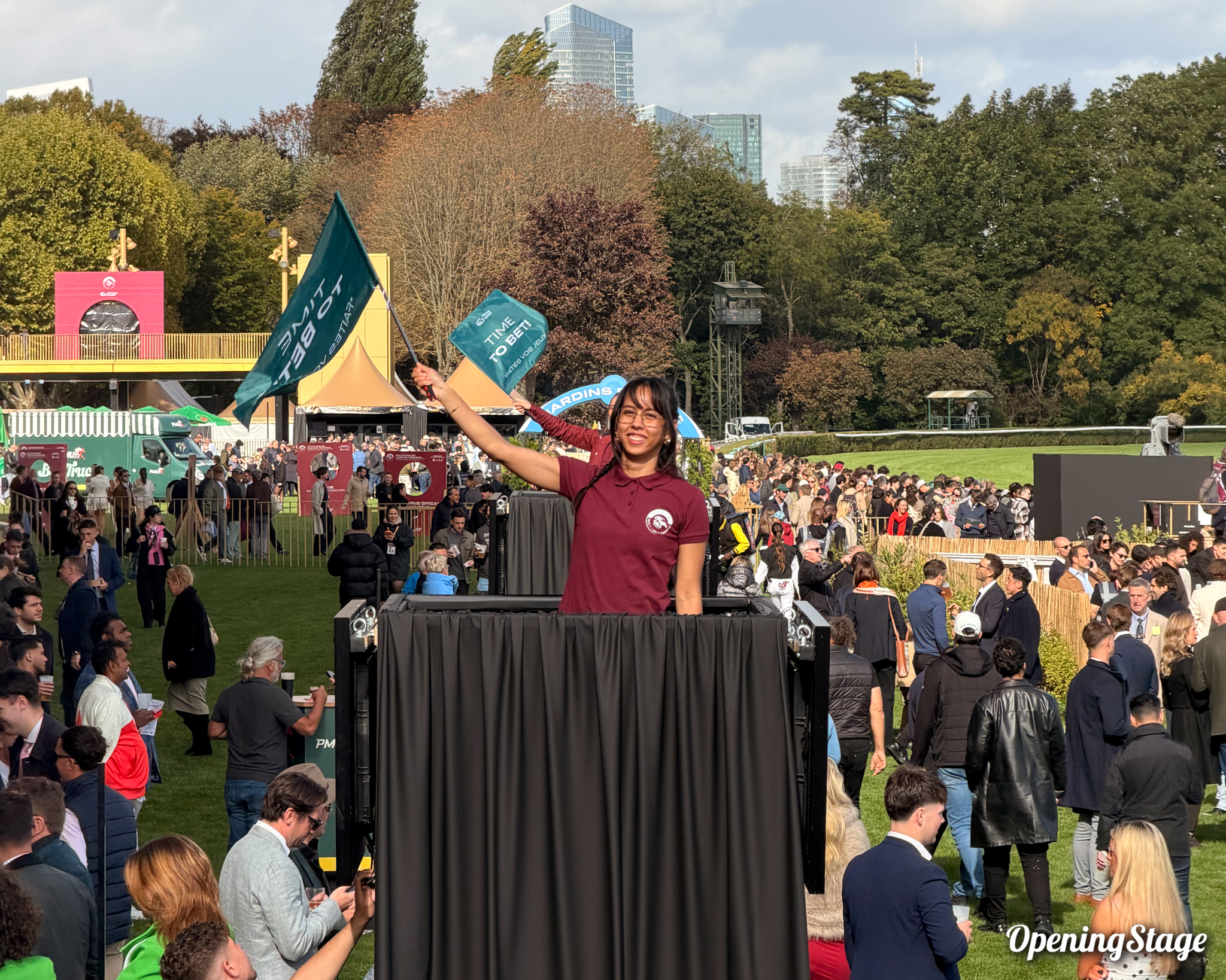Nos danseurs hip-hop mettent l'ambiance et invitent les gens à faire des paris à l'hippodrome Paris Longchamps pour le Qatar Prix de l'Arc de Triomphe 2025