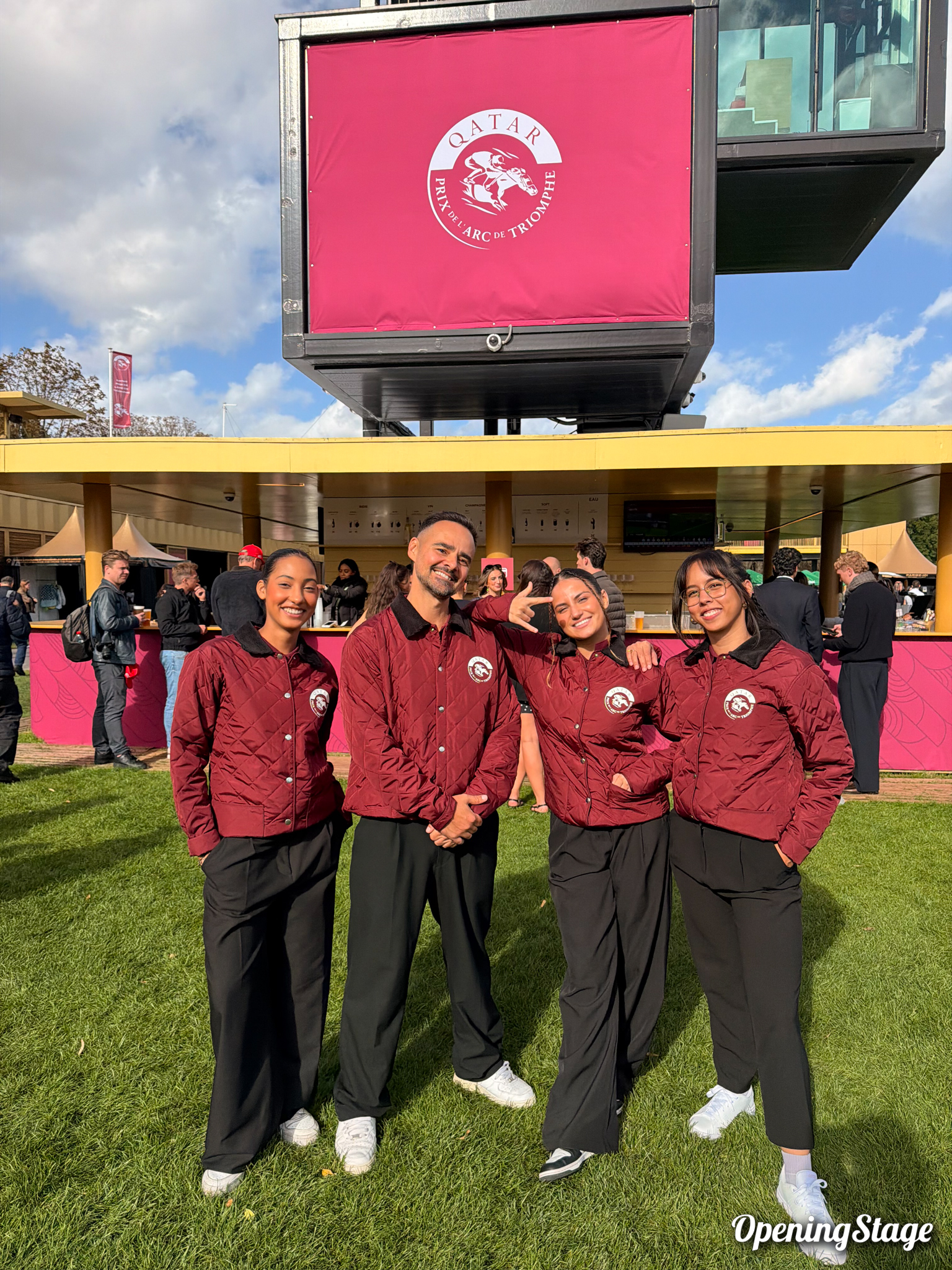 Nos danseurs hip-hop mettent l'ambiance et invitent les gens à faire des paris à l'hippodrome Paris Longchamps pour le Qatar Prix de l'Arc de Triomphe 2025