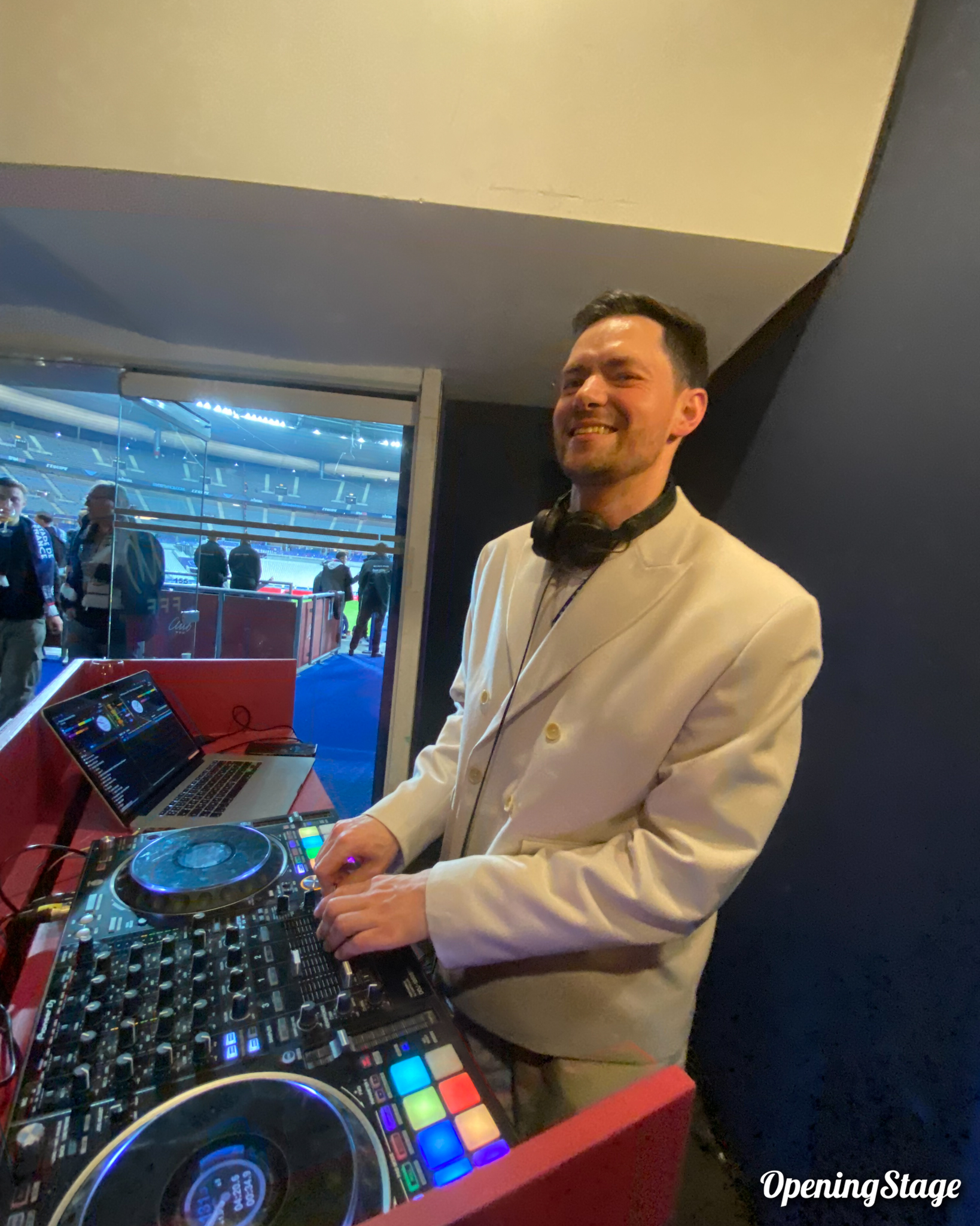 Notre DJ dans le club FFF de la fédération française de football avant la finale de la coupe de France opposant le PSG et le stade de Reims