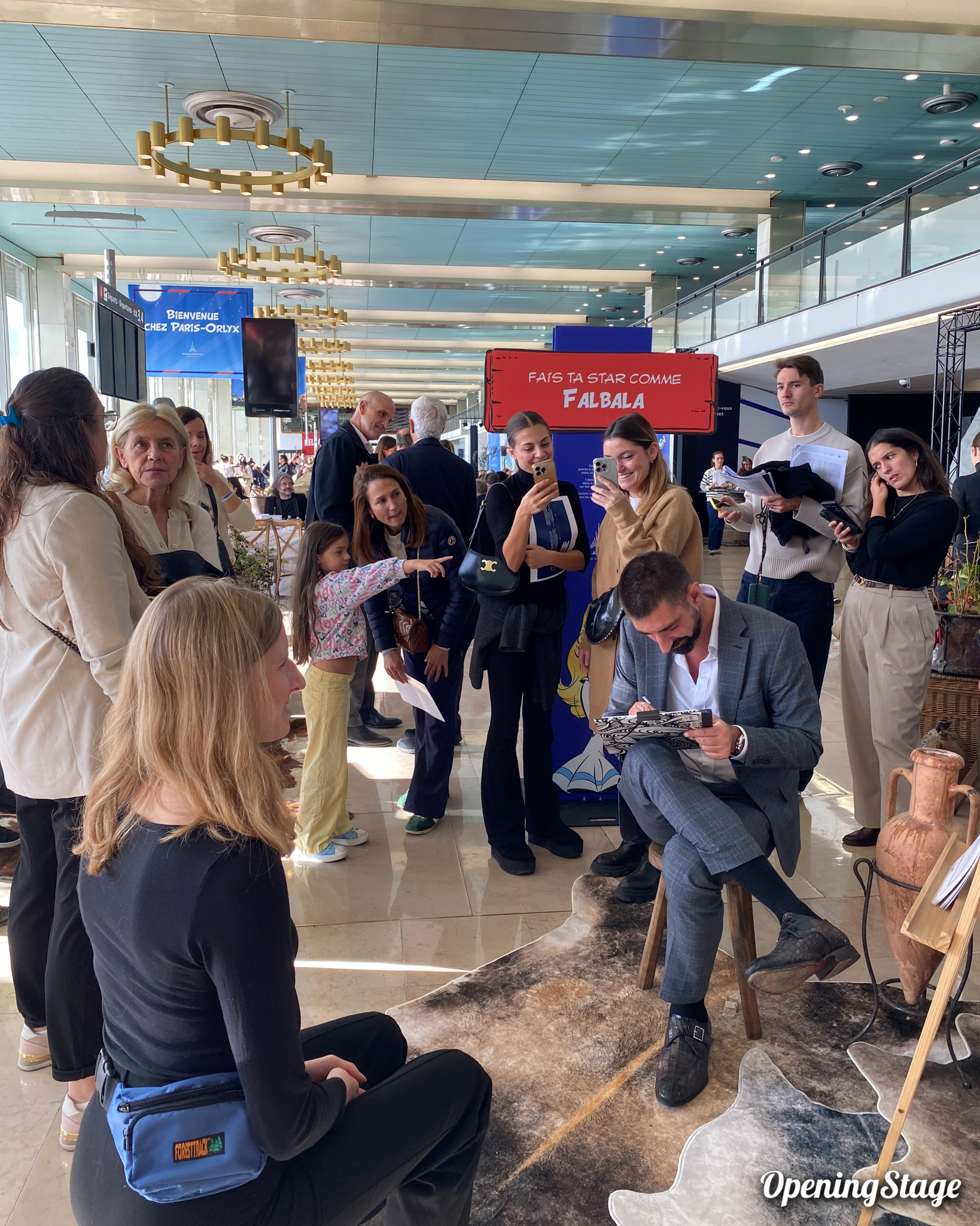 Notre caricaturiste à l'aéroport de Paris pour la sortie du nouvel album