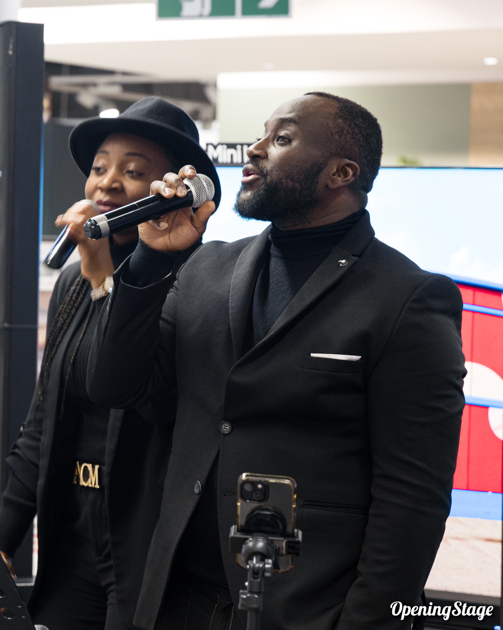 Nos chanteurs gospel dans le magasin Darty de Limonest, près de Lyon