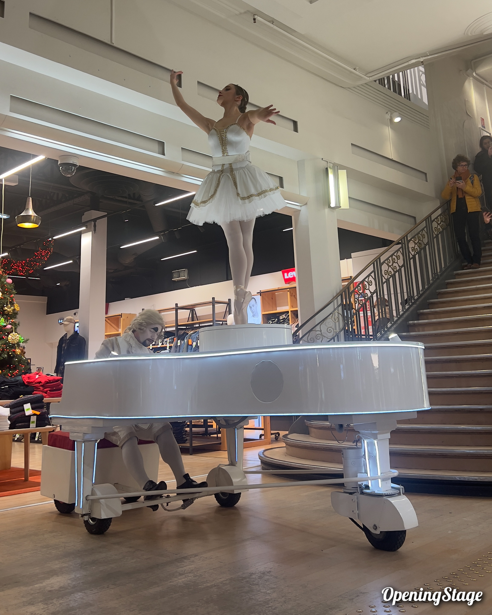 Notre carillon composé d'un pianiste ambulant et une danseuse classique lors du lancement des illuminations de Noël au BHV Angers