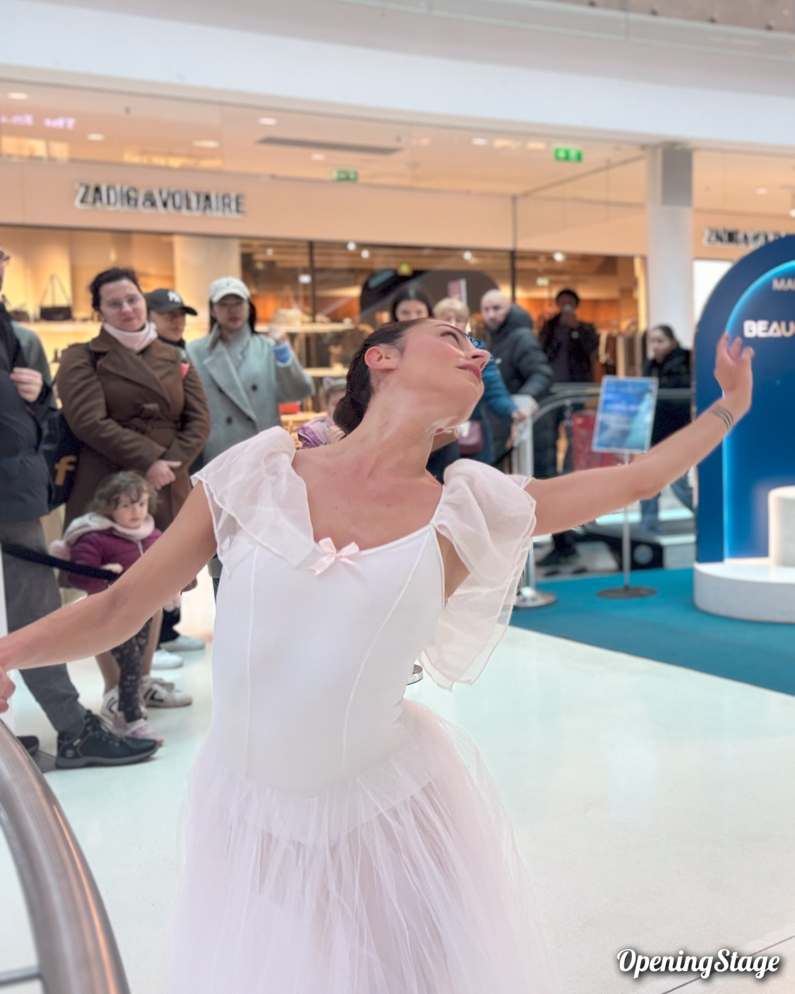 Notre danseuse et notre violoncelliste livrent un spectacle à Beaugrenelle Paris pour les fêtes