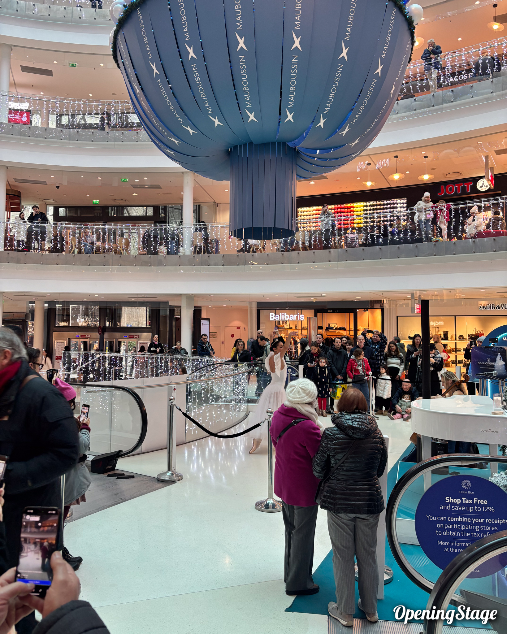 Notre danseuse et notre violoncelliste livrent un spectacle à Beaugrenelle Paris pour les fêtes